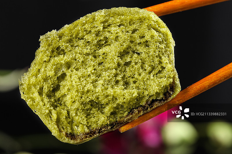 筷子上夹着马拉糕图片素材