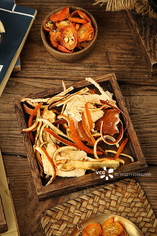 木底上摆放着陈皮图片素材