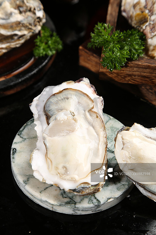 石板上剥开的乳山生蚝图片素材