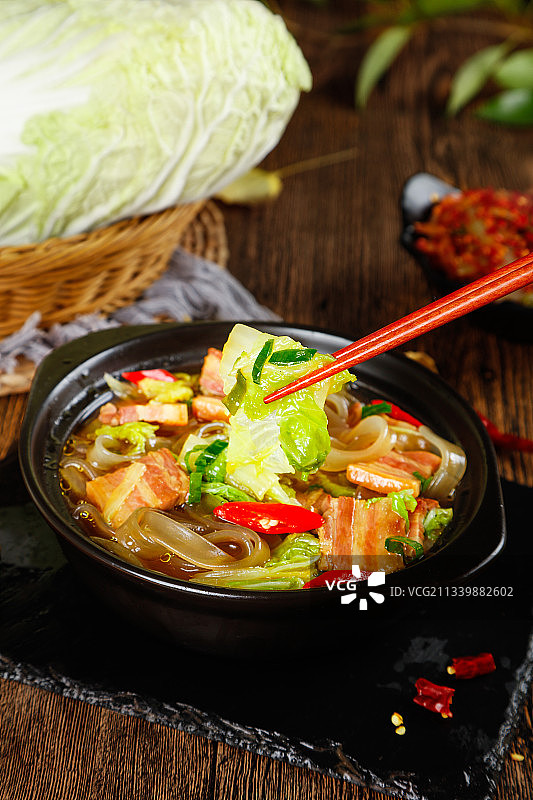 黑石板上放着一锅猪肉炖粉条图片素材