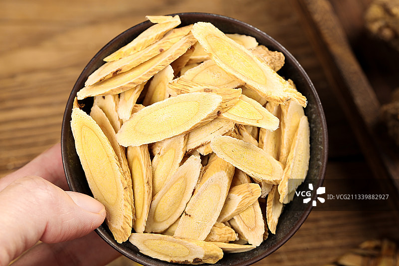 手里端着一碗黄芪图片素材