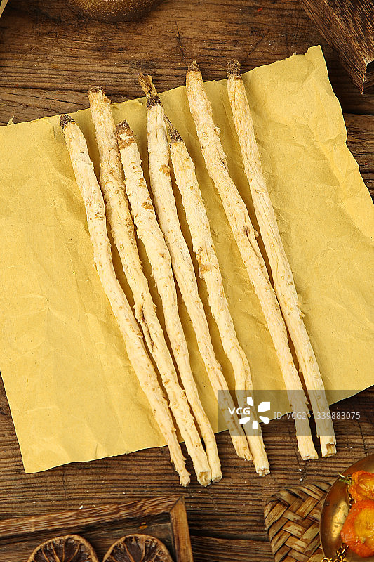 黄色纸上放着沙参图片素材