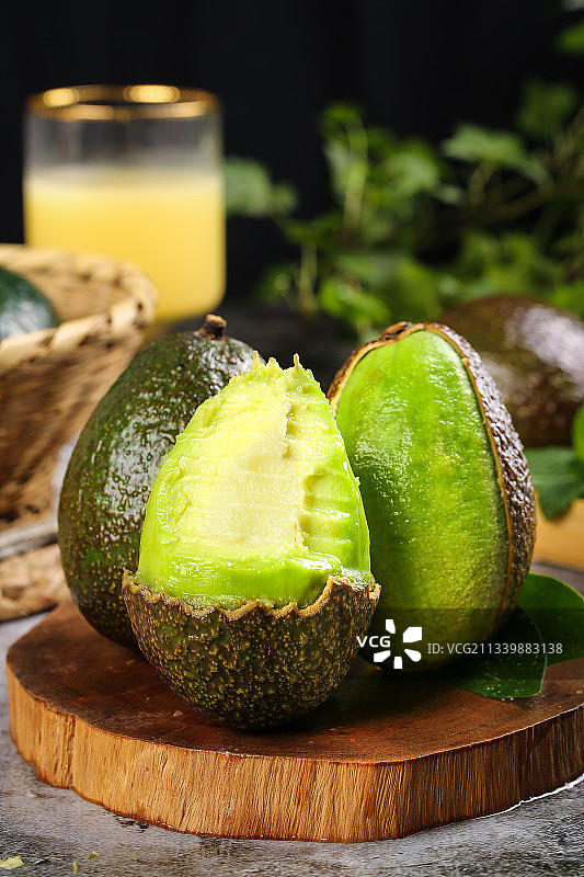 木底上放着削皮鳄梨图片素材