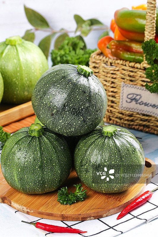 木板上摆放着嫩南瓜图片素材