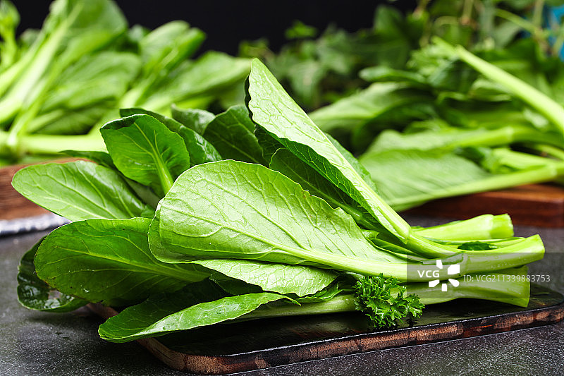 深底上摆放着菜苔图片素材