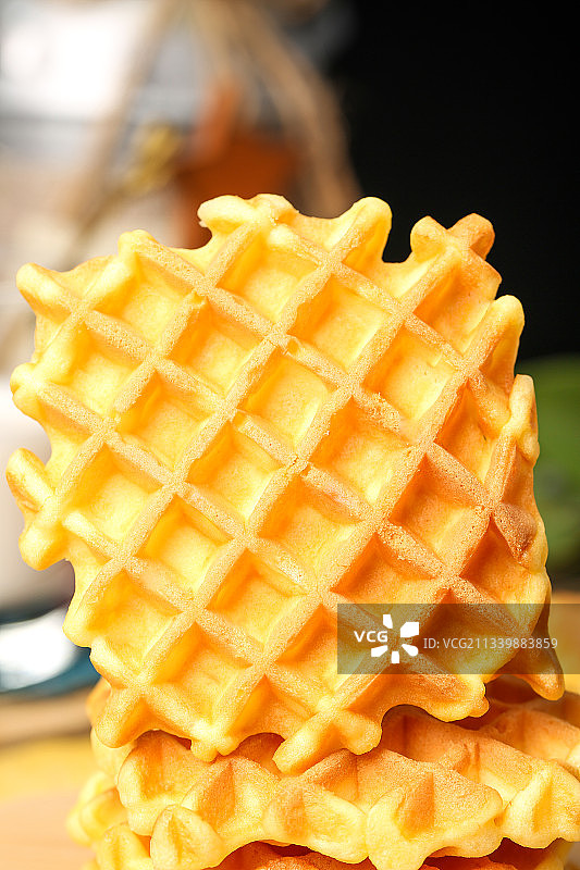 木底上的华夫饼图片素材