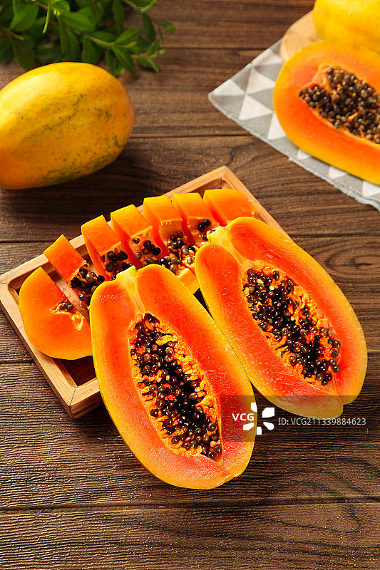 木板上放着红心牛奶木瓜图片素材