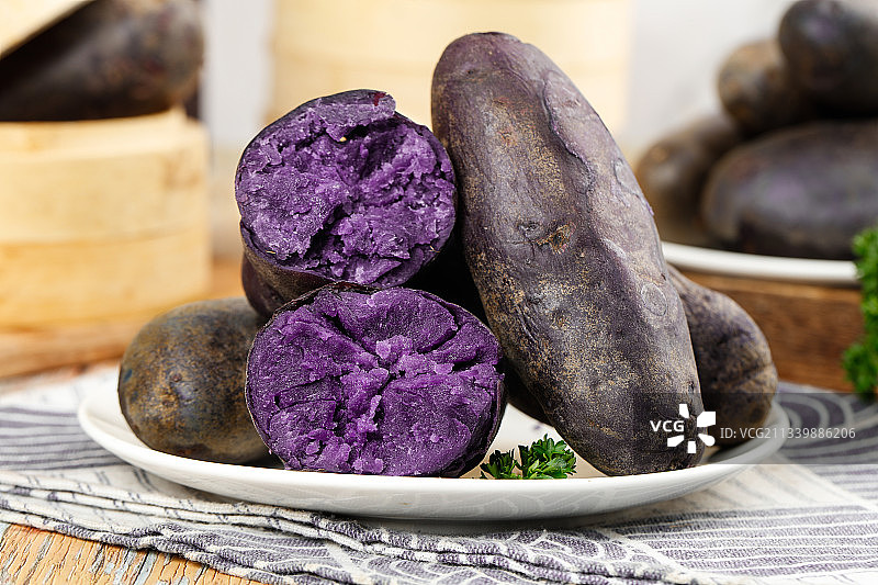 白格子底上放着一盘黑金刚图片素材