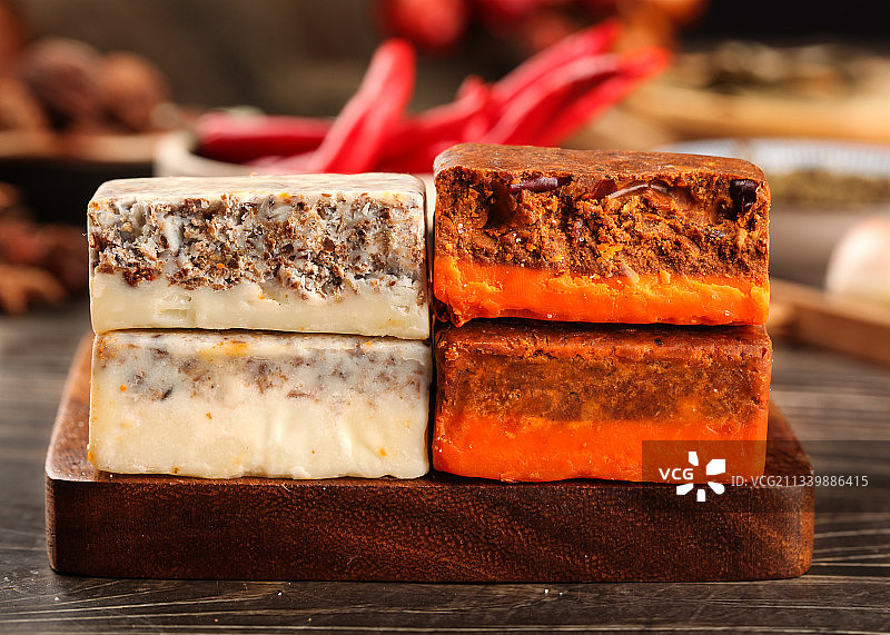 深底上放着鸳鸯火锅底料图片素材