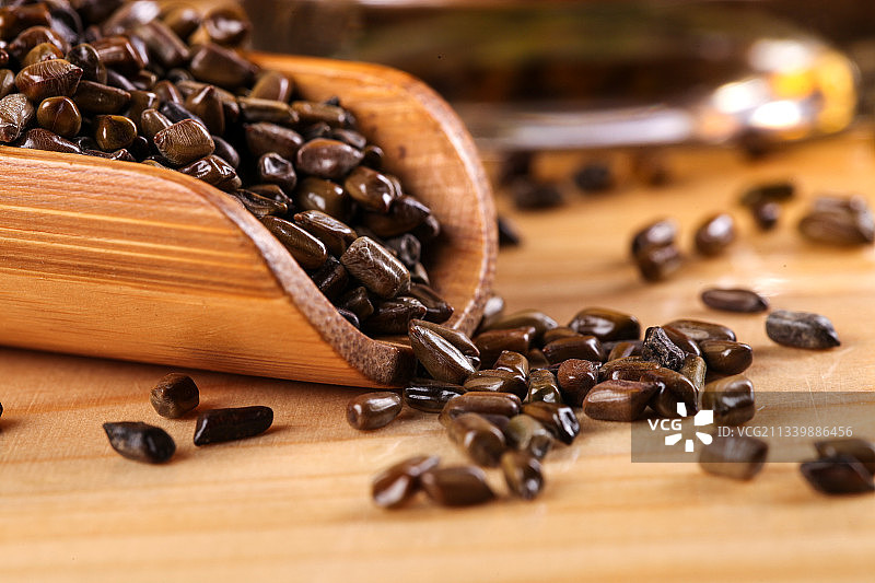 勺子里的马蹄决明图片素材