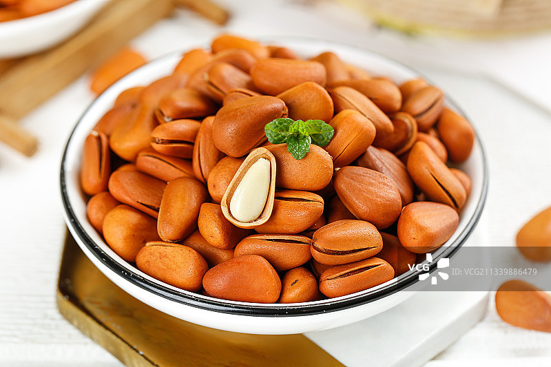 盘子里装着原味松子图片素材