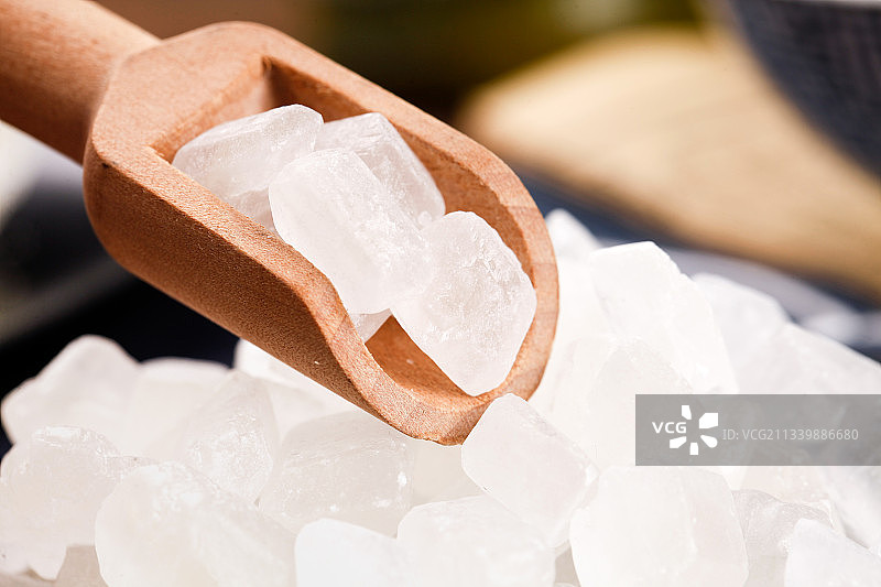 勺子上放着单晶冰糖图片素材