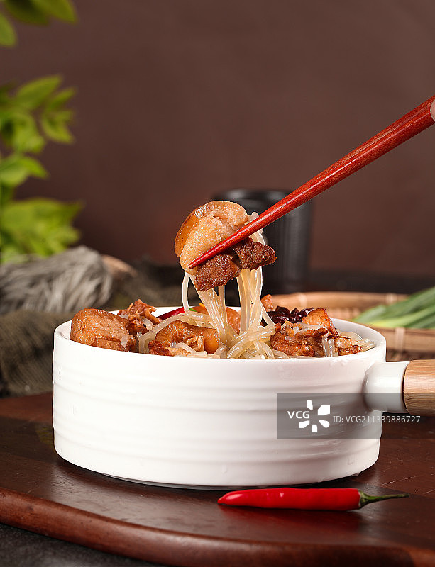 碗里装着猪肉炖粉条图片素材