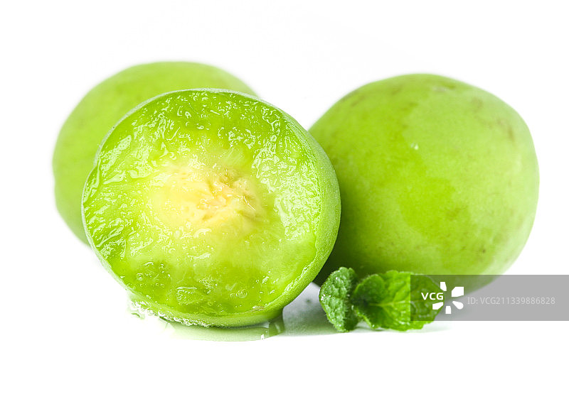 切开的青梅果放在白底上图片素材