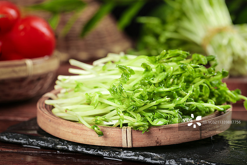 篮子里装着豆苗菜图片素材