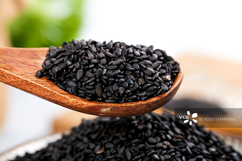勺子里装着东北黑芝麻图片素材