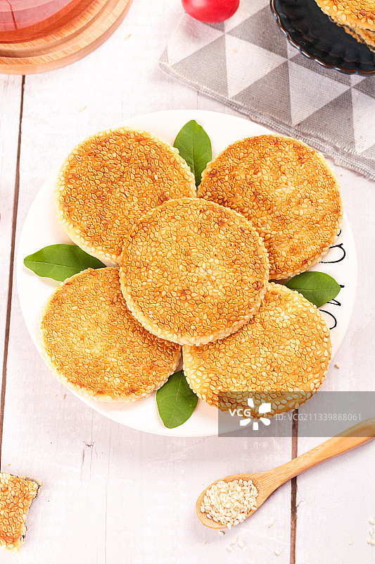 盘子里装着芝麻饼图片素材