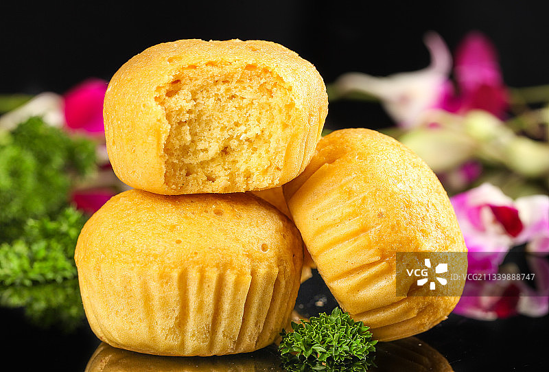 黑石板上放着广式马拉糕图片素材