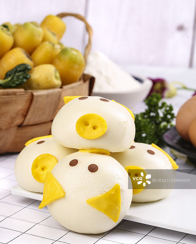 盘子里装着卡通小猪包图片素材