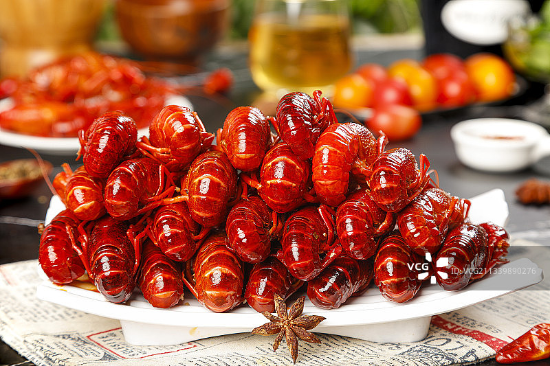 盘子里放着蒸小龙虾图片素材