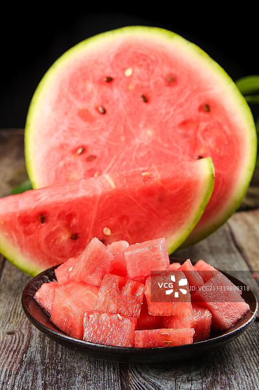 木底上摆放着冰糖西瓜图片素材