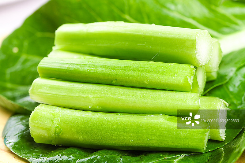 木板上放着菜苔图片素材