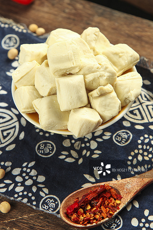 花布底上的包浆豆腐图片素材