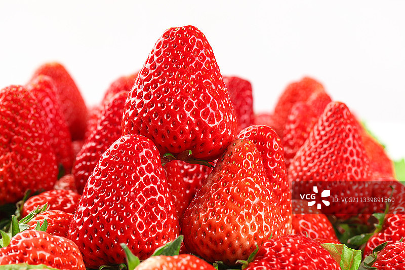 白底上放着一箱新鲜草莓图片素材