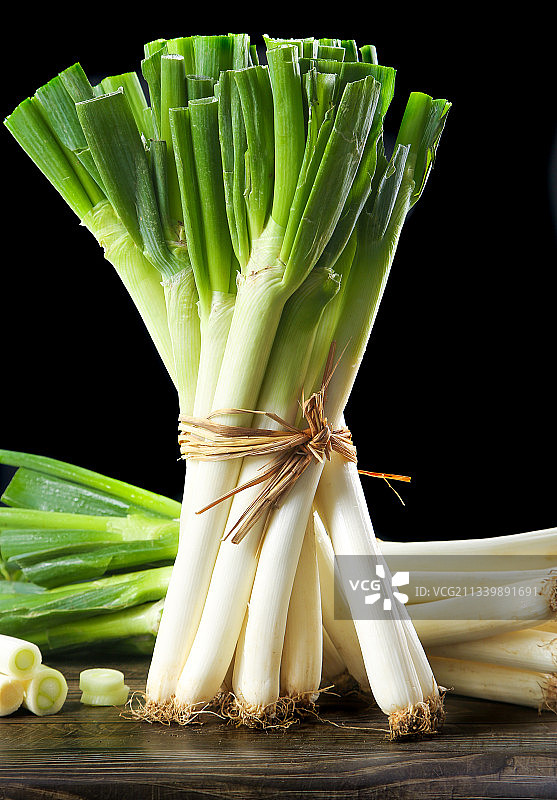 木底上放着一捆山东大葱图片素材