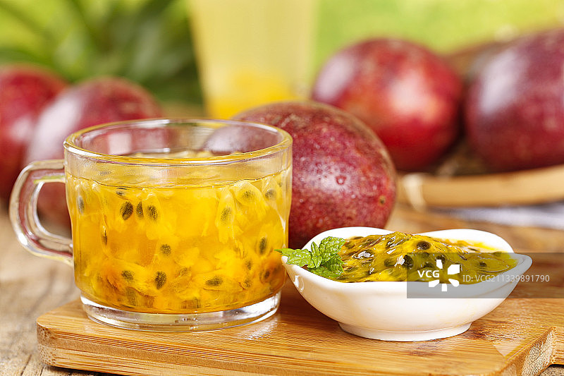 杯子里装着百香果汁图片素材