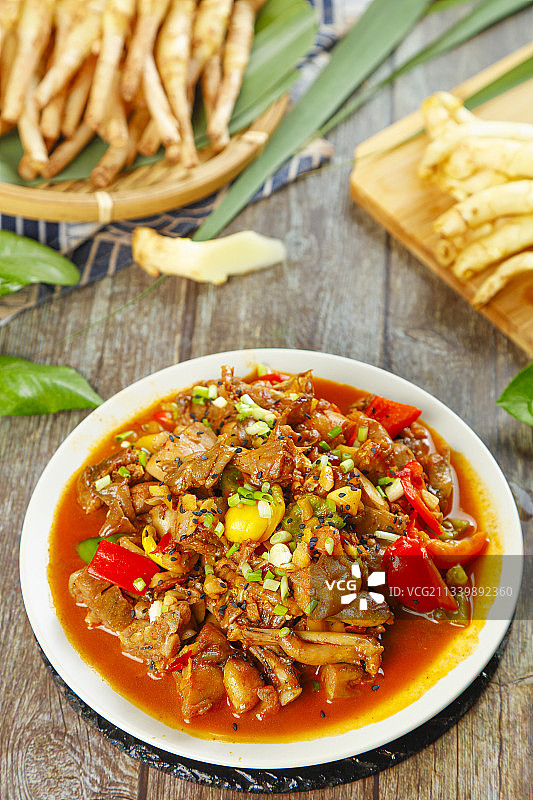 木板上放着一碗红烧鸡图片素材