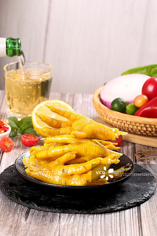 碟子里装着盐焗鸡爪图片素材