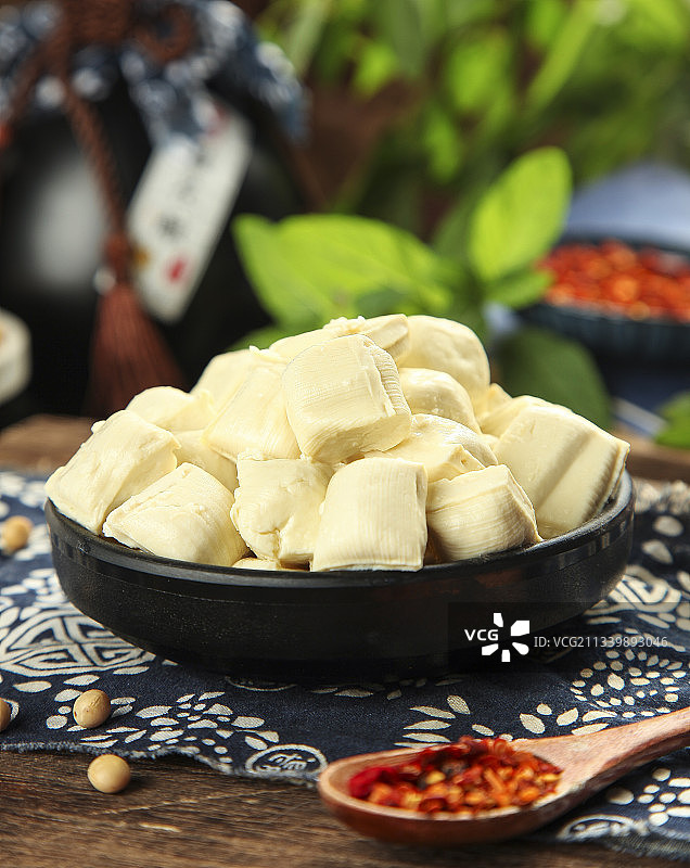 花布底上的包浆豆腐图片素材