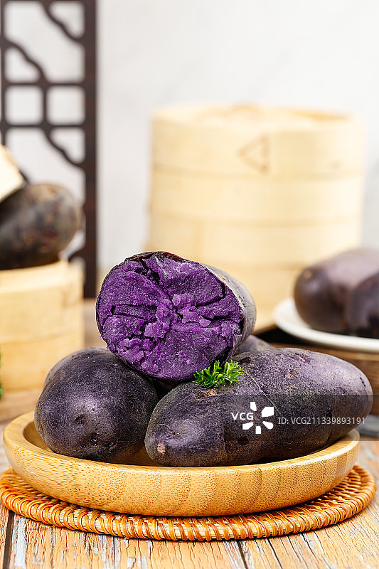 盘子里装着黑紫马铃薯图片素材