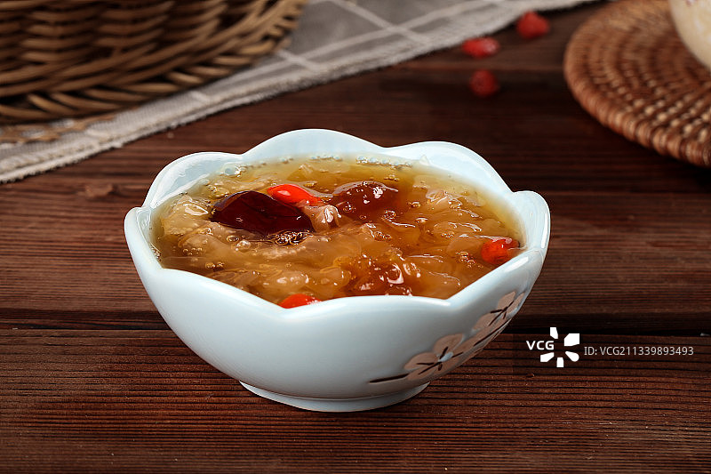 深底上放着一碗红枣银耳汤图片素材