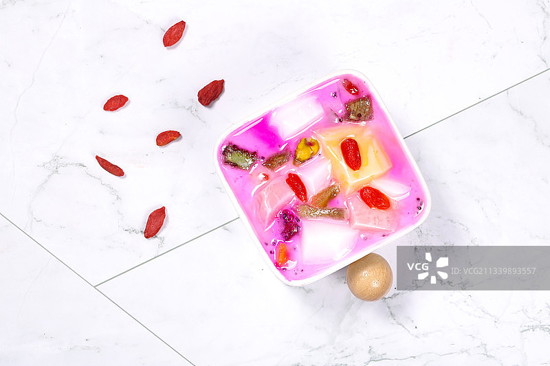 碟子里装着清补凉图片素材