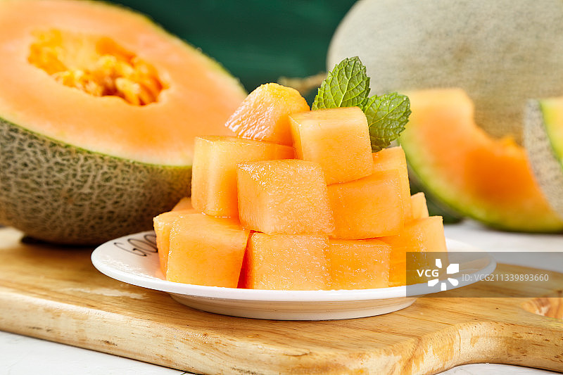 盘子里装着切块的哈密瓜图片素材