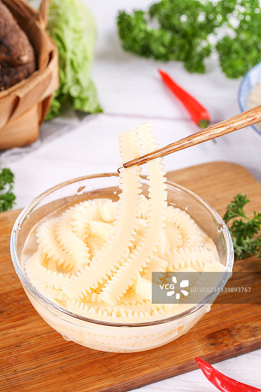 碗里装着魔芋素毛肚图片素材