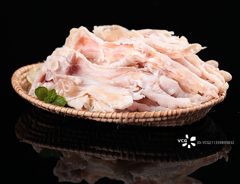 盘子里装着去骨鸡爪图片素材