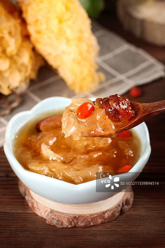 深底上放着一碗红枣银耳汤图片素材