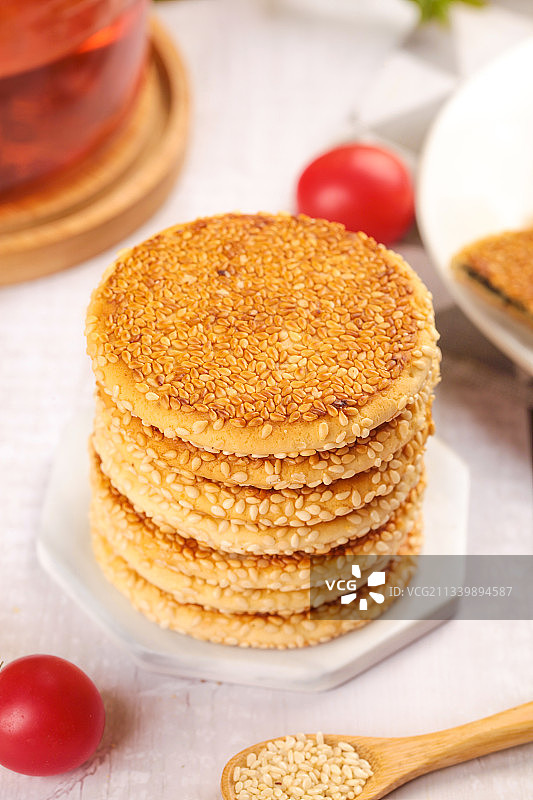 石板上放着芝麻馅饼图片素材