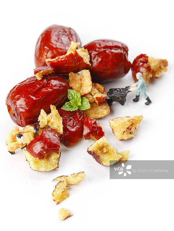 白底上摆放着香酥脆枣图片素材