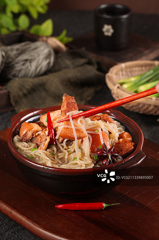 碗里装着猪肉炖粉条图片素材