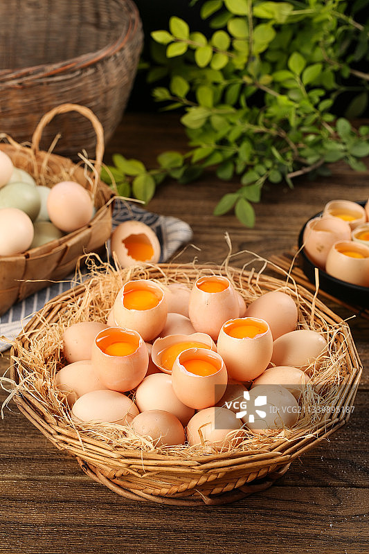 篮子里装着农家土鸡蛋图片素材