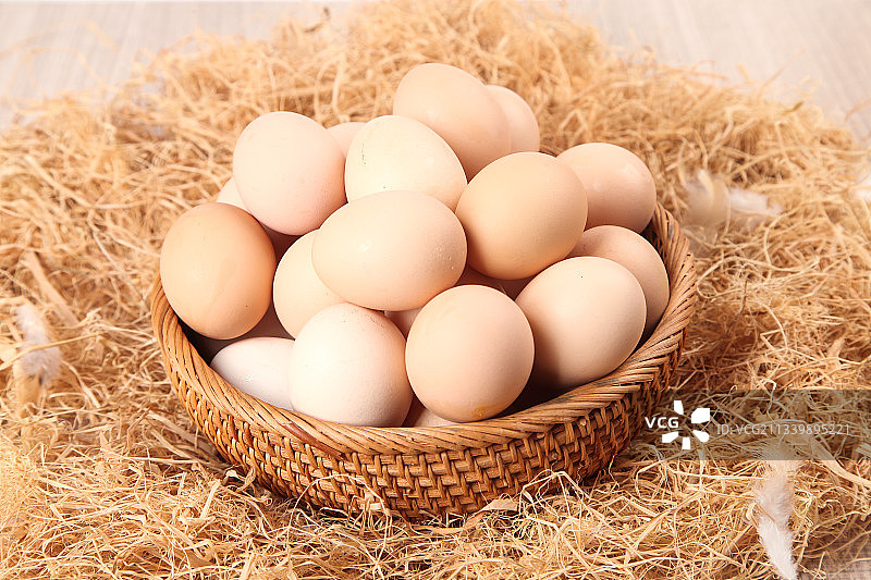 草堆上摆放着散养土鸡蛋图片素材