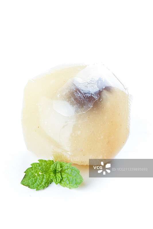 白底上放着彩色团子图片素材