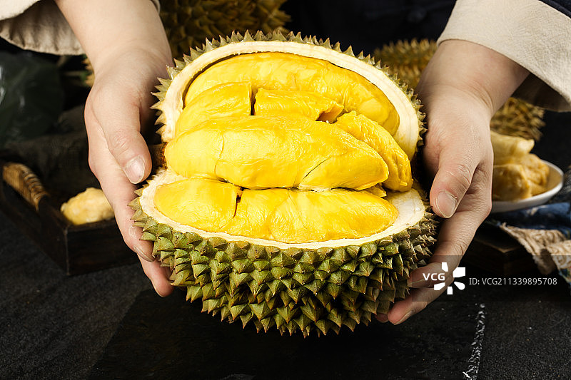 黑底上的进口甲仑榴莲图片素材