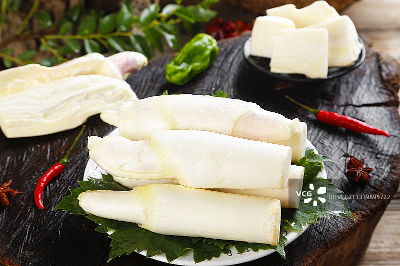 盘里放着鲜嫩茭白图片素材