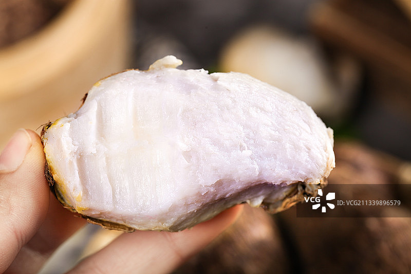 手里拿着新鲜小芋头图片素材