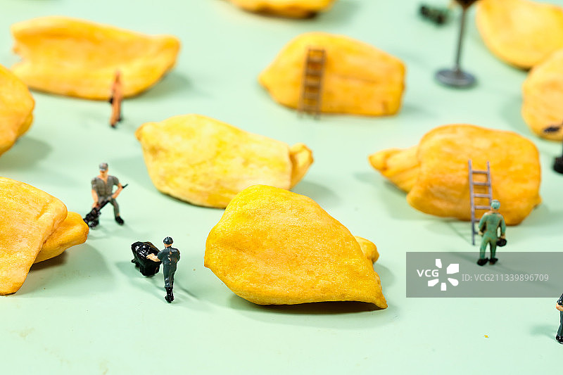 浅底上摆放着菠萝蜜干图片素材